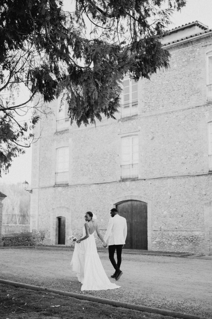 couple walking outside at Colonia Rusinol