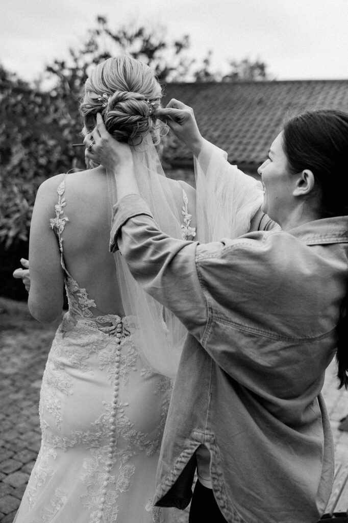 bride getting veil put on at retreat east